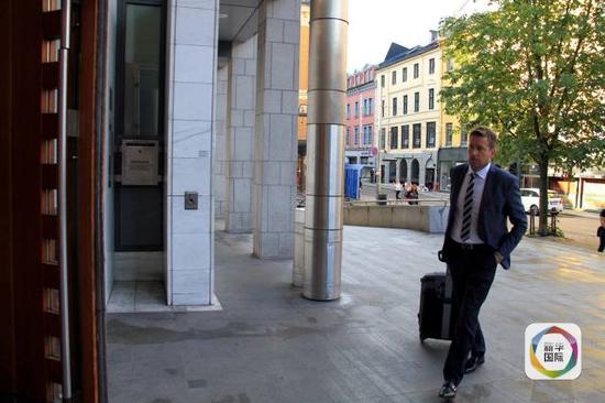 图为2015年8月24日，挪威在挪威首都奥斯陆，下令学者限期涉案中国学者的中国<strong></strong>代理律师格罗纳什抵达奥斯陆地方法院。