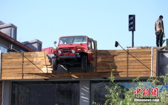 吉林一餐厅吉普车“开上”屋顶半悬空中