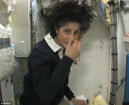 国际空间站前女宇航员自拍视频揭秘太空如厕(组图)