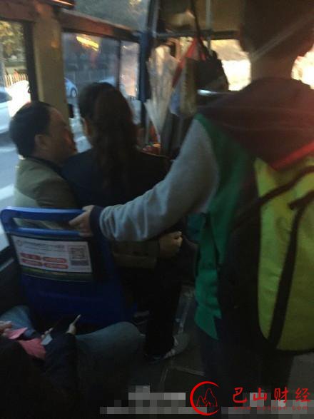 网曝公交车女售票员坐男性大腿上 已被停工