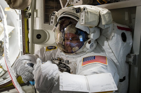 美国宇航局（NASA）宇航员斯科特·凯利试穿用于太空行走的国际宇航服。11月6日，空间他将出舱行走，现自<strong></strong>继续在太空的地球的细工作。（NASA）