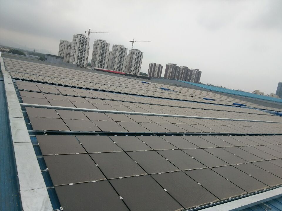 6月初，由汉能建设的青岛西海岸出口加工区首个薄膜太阳能发电项目在青岛圣美尔集团纤维科技有限公司厂房并网试运行发电。
