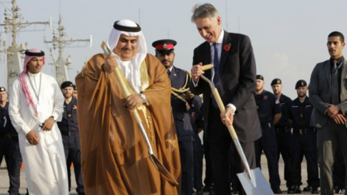 资料图片：英国外相哈蒙德参加了在巴林永久军事基地的英巴永久援动工仪式 。