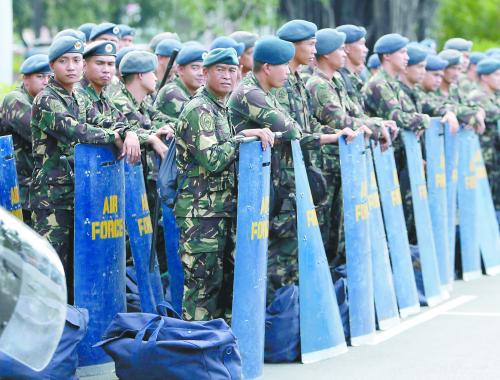 APEC峰会将于17日在马尼
拉召开。图为12日菲安全部队正
进行会前准备。