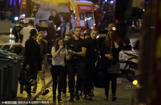 巴黎第11区的巴塔克兰剧院发生两起枪击案，并有人被劫为人质。