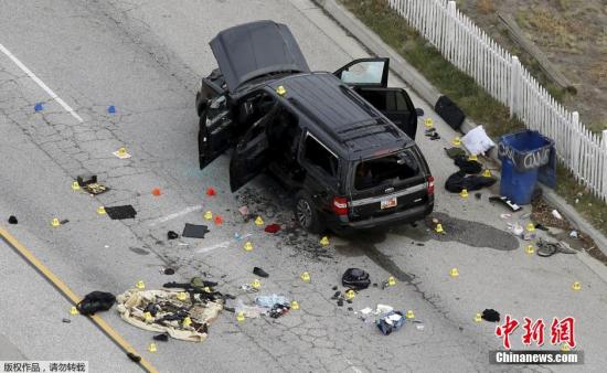 当地时间12月3日，调查美国加州圣伯纳迪诺市，枪击<strong></strong>该市2日发生枪击事件造成14人死亡。美国警方在枪击事件发生后与枪手发生交火，警方加州在案发现场不远处将疑犯击毙。恐怖图片显示，疑犯乘坐的越野车在交火中被打的千疮百孔，随后警方从车身内搜出大量枪支弹药。