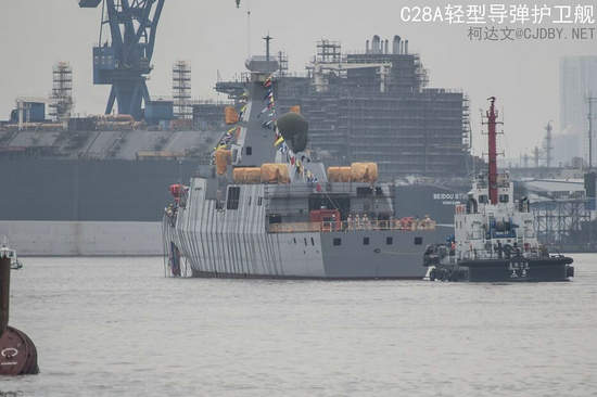 原文配图：最新国产出口型C28A护卫舰下水。抢单