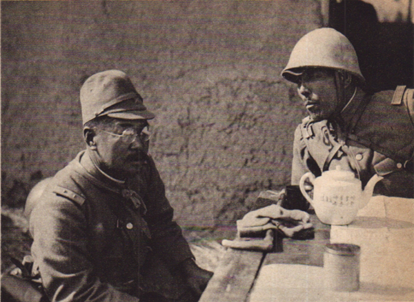 在南京前线指挥战斗的第6师团长谷寿夫（左）和第114师团长末松茂治（右）