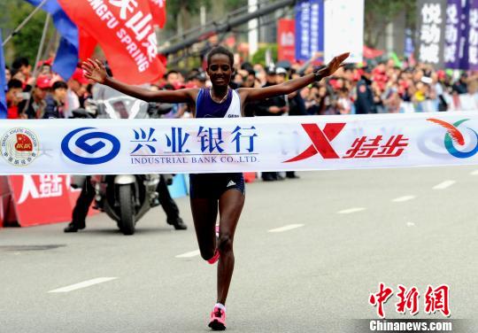 埃塞俄比亚选手DEME MESERET ESHETU 以2小时39分03秒的成绩夺得首届福州国际马拉松赛女子全程冠军。　记者刘可耕 摄