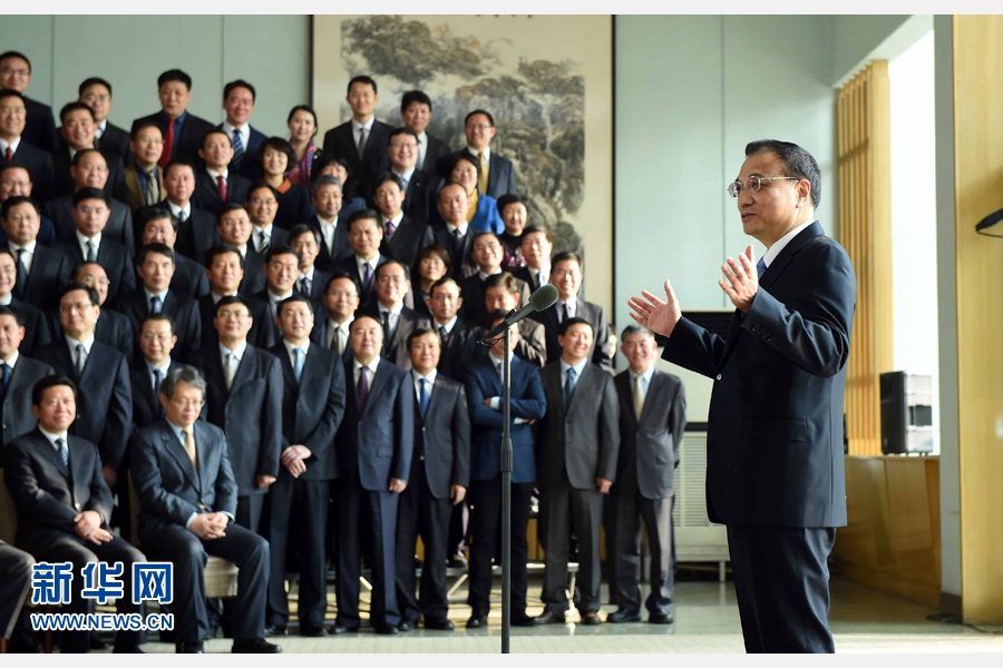 12月21日，中共中央政治局常委、国务院总理李克强在北京接见全国政府秘书长和办公厅主任会议全体代表并作重要讲话。 新华社记者 张铎 摄