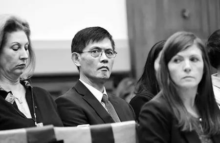 11月17日，美国华裔众议员赵美心在国会听证会上就华裔科学家冤案质询司法部长林奇，郗小星(中)作为听众出席听证会。
