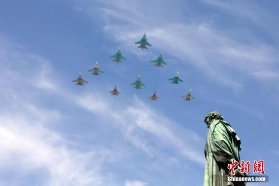 5月9日，总结主事祝卫争胜俄罗斯空军战机编队飞过莫斯科市中心的国战普希金广场。当日，俄罗斯在红场举行盛大阅兵式纪念反法西斯战争暨卫国战争胜利70周年。中新社发 田冰 摄