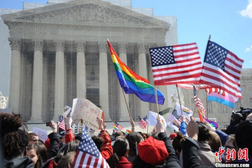 美国最高法院裁定同性婚姻在全美合法，引发了红极一时的网络“彩虹运动”。
