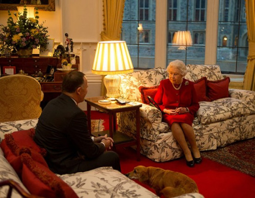 英国女王伊丽莎白二世客厅内景网上公开。