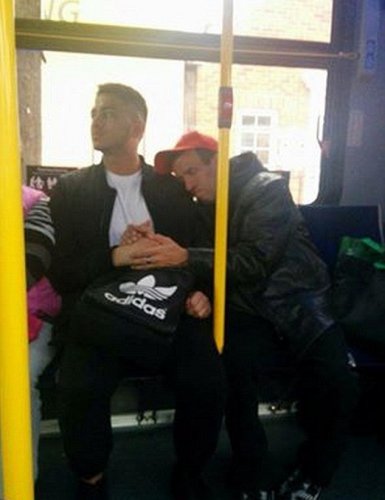 加拿大小伙公车上安抚脑瘫陌生人。