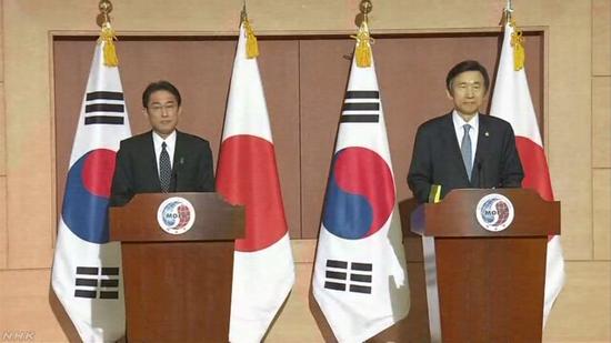 日本外相岸田文雄（左）和韩国外长尹炳世（右）出席联合记者会